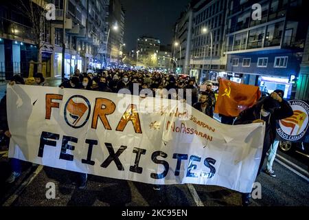 Spannungen, als eine Gruppe von Antifaschisten, Anarchisten und katalanischen Separatisten am letzten Tag des Wahlkampfs für Katalonien in Barcelona, Katalonien, Spanien am 12. Februar 2021 versucht hat, ein Treffen der spanischen rechtsextremen Partei VOX zu boykottieren. (Foto von Albert Llop/NurPhoto) Stockfoto