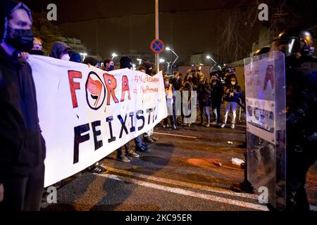 Spannungen, als eine Gruppe von Antifaschisten, Anarchisten und katalanischen Separatisten am letzten Tag des Wahlkampfs für Katalonien in Barcelona, Katalonien, Spanien am 12. Februar 2021 versucht hat, ein Treffen der spanischen rechtsextremen Partei VOX zu boykottieren. (Foto von Albert Llop/NurPhoto) Stockfoto