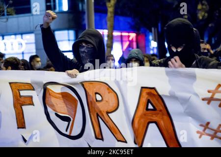 Spannungen, als eine Gruppe von Antifaschisten, Anarchisten und katalanischen Separatisten am letzten Tag des Wahlkampfs für Katalonien in Barcelona, Katalonien, Spanien am 12. Februar 2021 versucht hat, ein Treffen der spanischen rechtsextremen Partei VOX zu boykottieren. (Foto von Albert Llop/NurPhoto) Stockfoto