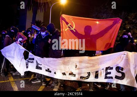 Spannungen, als eine Gruppe von Antifaschisten, Anarchisten und katalanischen Separatisten am letzten Tag des Wahlkampfs für Katalonien in Barcelona, Katalonien, Spanien am 12. Februar 2021 versucht hat, ein Treffen der spanischen rechtsextremen Partei VOX zu boykottieren. (Foto von Albert Llop/NurPhoto) Stockfoto