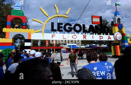 Der Aerialist Nik Wallenda gibt den Mitgliedern seiner Crew Anweisungen am Eingang des LEGOLAND Florida Resorts, bevor er am 12. Februar 2021 in Winter Haven, Florida, einen hohen Draht zwischen zwei Gebäuden bei der Attraktion 600 Meter lang laufen lässt. Wallenda führte den 60 Meter hohen Stunt mit einem Balancierstab aus, der mit LEGO-Steinen aus Kunststoff verziert war, im Rahmen der Feierlichkeiten zum 10-jährigen Jubiläum des Themenparks durch. (Foto von Paul Hennessy/NurPhoto) Stockfoto