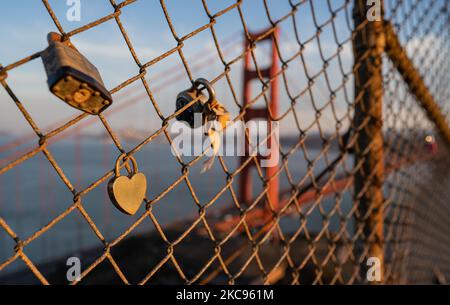 Liebesschlösser vor der Golden Gate Bridge. Stockfoto