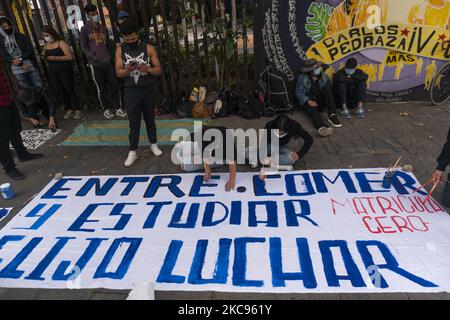 Studenten der Universität nehmen am 12. Februar 2021 an einer Demonstration in Bogota, Kolumbien, Teil. (Foto von Daniel Garzon Herazo/NurPhoto) Stockfoto