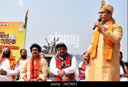 Der Kongressabgeordnete Gaurav Gogoi mit Parteiführern zeigt am Samstag, den 13. Februar 2021, in Guwahati, Indien, ein Schwert vor der Statue des Befehlshabers von Ahom Kindom, Lachit Bor Phukan, beim Start ihrer Kampagne „Rettet Assam“ vor den bevorstehenden Wahlen zur Versammlung von Assam. (Foto von Anuwar Hazarika/NurPhoto) Stockfoto