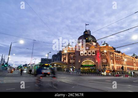 Ein allgemeiner Blick außerhalb der Flinders Street Station am 13. Februar 2021 in Melbourne, Australien. Der Bundesstaat Victoria tritt ab Mitternacht fünf Tage lang nach der Bestätigung der Übertragung durch die Gemeinschaft mit dem ansteckenden britischen Virusstamm in die Stufe 4 ein. Die Allgemeinheit soll innerhalb einer 5km-er Blase ihres Hauses bleiben. Die Einschränkungen sollen am Mittwoch, den 17. Februar, um 11:59pm Uhr aufgehoben werden. (Foto von Mikko Robles/NurPhoto) Stockfoto