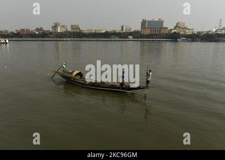 Ein Boot kann auf dem Fluss Ganga in Kalkutta, Indien, am 13. Februar 2021 gesehen werden. (Foto von Indranil Aditya/NurPhoto) Stockfoto