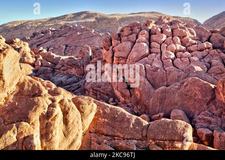 Felsformationen entlang des Monkey Fingers Canyon in der Nähe der Dades Gorge, die tief im Hohen Atlas in Dades, Marokko, Afrika, liegt. Die erodierten Sandsteinformationen, die Monkey Fingers genannt werden, sind fingerähnliche Formen und gehören zu den bekanntesten Wahrzeichen im Dades Valley. (Foto von Creative Touch Imaging Ltd./NurPhoto) Stockfoto