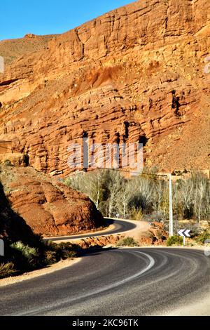 Die Straße schlängelt sich durch das Dades-Tal im Hohen Atlas in Dades, Marokko, Afrika. (Foto von Creative Touch Imaging Ltd./NurPhoto) Stockfoto