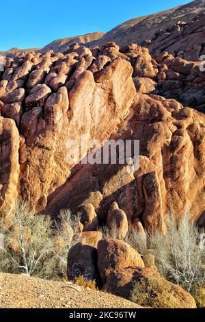 Felsformationen entlang des Monkey Fingers Canyon in der Nähe der Dades Gorge, die tief im Hohen Atlas in Dades, Marokko, Afrika, liegt. Die erodierten Sandsteinformationen, die Monkey Fingers genannt werden, sind fingerähnliche Formen und gehören zu den bekanntesten Wahrzeichen im Dades Valley. (Foto von Creative Touch Imaging Ltd./NurPhoto) Stockfoto