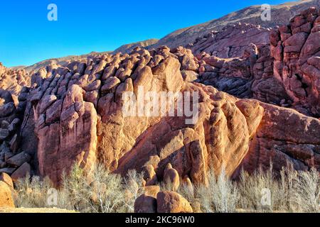 Felsformationen entlang des Monkey Fingers Canyon in der Nähe der Dades Gorge, die tief im Hohen Atlas in Dades, Marokko, Afrika, liegt. Die erodierten Sandsteinformationen, die Monkey Fingers genannt werden, sind fingerähnliche Formen und gehören zu den bekanntesten Wahrzeichen im Dades Valley. (Foto von Creative Touch Imaging Ltd./NurPhoto) Stockfoto