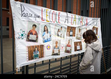 Ein Kind sieht sich Bilder an, die Menschen zeigen, die zu Hause teac haben. Eltern und Kinder protestieren gegen den von J.-M. vorgelegten Gesetzentwurf Blanquer, Bildungsminister, sogenanntes „Gesetz zur Stärkung der republikanischen Prinzipien“. Dieser Gesetzentwurf wird die Schule zu Hause oder den Unterricht in der Familie verbieten, außer für ein paar Ausnahmen wie Kinder, die schwer krank sind. Das Recht, in der Familie zu unterrichten, ist in Frankreich seit dem 19. Jahrhundert ein Recht. Fast 0,5 % der Schüler werden zu Hause unterrichtet. Dieser Gesetzentwurf sieht auch vor, die Schule für 3yo Kinder obligatorisch zu machen. Die französische Regierung sagt, dass der Gesetzentwurf notwendig ist, um die zu vermeiden Stockfoto