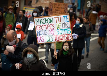 Eine Frau hält ein Plakat mit der Aufschrift: "Macron, du siehst die falsche Targe an, wir sind keine Terroristen". Eltern und Kinder protestieren gegen den von J.-M. vorgelegten Gesetzentwurf Blanquer, Bildungsminister, sogenanntes „Gesetz zur Stärkung der republikanischen Prinzipien“. Dieser Gesetzentwurf wird die Schule zu Hause oder den Unterricht in der Familie verbieten, außer für ein paar Ausnahmen wie Kinder, die schwer krank sind. Das Recht, in der Familie zu unterrichten, ist in Frankreich seit dem 19. Jahrhundert ein Recht. Fast 0,5 % der Schüler werden zu Hause unterrichtet. Dieser Gesetzentwurf sieht auch vor, die Schule für 3yo Kinder obligatorisch zu machen. Die französische Regierung sagt das Gesetz Stockfoto