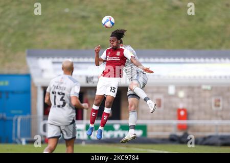 Peter Kioso von Northampton Town wird von Josh Earl von Burton Albion in der ersten Hälfte der Sky Bet League One-Partie zwischen Northampton Town und Burton Albion am Samstag, 13.. Februar 2021, im PTS Academy Stadium in Northampton herausgefordert. (Foto von John Cripps/MI News/NurPhoto) Stockfoto