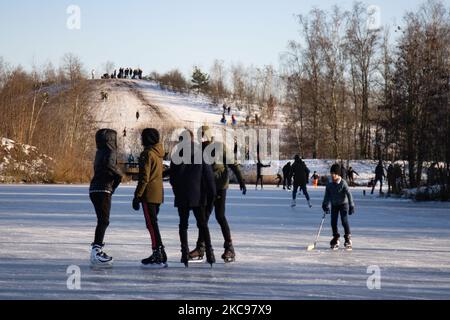 Die Menschen in den Niederlanden genießen das einwöchige, kalte Schneewetter mit Temperaturen unter Null, die dazu führen, dass Seen, Teiche und Kanäle gefrieren. Im Park Meerland in der Nähe der Stadt Eindhoven werden an einem sonnigen Tag mit blauem Himmel Menschenmassen beobachtet, um sich beim Schlittschuhlaufen, einer niederländischen Tradition, beim Wandern auf dem Eis der gefrorenen Seen, beim Schlittenfahren, Radfahren oder Eishockey zu Vergnügen. Park Meerland, Niederlande am 13. Februar 2021 (Foto von Nicolas Economou/NurPhoto) Stockfoto