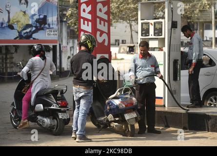 Menschen, die am 13. Februar 2021 in Guwahati, Indien, an einer Tankstelle Benzin und Diesel in ihre Fahrzeuge nachfüllen. Vor den Parlamentswahlen hat die Regierung Assam beschlossen, die Preise für Benzin und Diesel in Assam von 5 Rupien pro Liter ab Freitag Mitternacht zu senken, was die Brennstoffe zu den kostenintensivsten im Land macht. Die Regierung Assam hat die zusätzliche Steuer von 5 Rs auf Benzin und Diesel, die letztes Jahr auf dem Höhepunkt der Covid-19-Pandemie erhoben wurde, aufgehoben. (Foto von David Talukdar/NurPhoto) Stockfoto