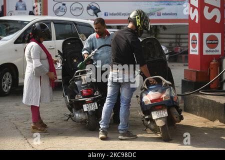 Menschen, die am 13. Februar 2021 in Guwahati, Indien, an einer Tankstelle Benzin und Diesel in ihre Fahrzeuge nachfüllen. Vor den Parlamentswahlen hat die Regierung Assam beschlossen, die Preise für Benzin und Diesel in Assam von 5 Rupien pro Liter ab Freitag Mitternacht zu senken, was die Brennstoffe zu den kostenintensivsten im Land macht. Die Regierung Assam hat die zusätzliche Steuer von 5 Rs auf Benzin und Diesel, die letztes Jahr auf dem Höhepunkt der Covid-19-Pandemie erhoben wurde, aufgehoben. (Foto von David Talukdar/NurPhoto) Stockfoto