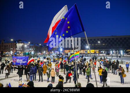 Demonstranten demonstrieren gegen den Regierungsplan, private Sender mit Steuerbelastung zu belasten. Krakau, Polen, am 12. Februar 2021. Die unabhängigen polnischen Medien haben die Berichterstattung eingestellt und die Webseiten der führenden Nachrichtenorganisationen des Landes wurden am 10.. Februar aus Protest gegen eine neue Werbesteuer, die die Pressefreiheit untergraben könnte, leer gelassen. (Foto von Beata Zawrzel/NurPhoto) Stockfoto