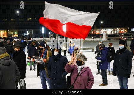 Demonstranten demonstrieren gegen den Regierungsplan, private Sender mit Steuerbelastung zu belasten. Krakau, Polen, am 12. Februar 2021. Die unabhängigen polnischen Medien haben die Berichterstattung eingestellt und die Webseiten der führenden Nachrichtenorganisationen des Landes wurden am 10.. Februar aus Protest gegen eine neue Werbesteuer, die die Pressefreiheit untergraben könnte, leer gelassen. (Foto von Beata Zawrzel/NurPhoto) Stockfoto