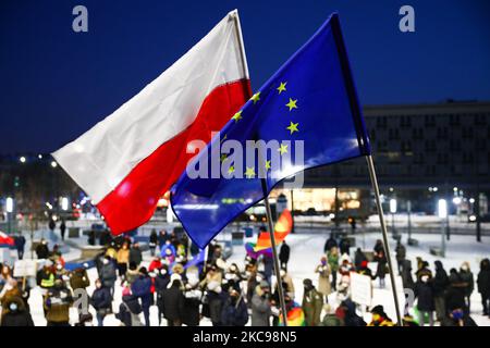 Demonstranten demonstrieren gegen den Regierungsplan, private Sender mit Steuerbelastung zu belasten. Krakau, Polen, am 12. Februar 2021. Die unabhängigen polnischen Medien haben die Berichterstattung eingestellt und die Webseiten der führenden Nachrichtenorganisationen des Landes wurden am 10.. Februar aus Protest gegen eine neue Werbesteuer, die die Pressefreiheit untergraben könnte, leer gelassen. (Foto von Beata Zawrzel/NurPhoto) Stockfoto