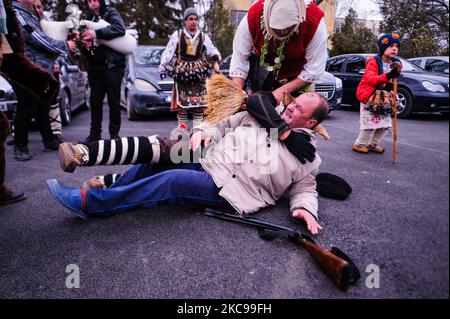 Pobeda Village, Yambol. Bulgarien. Männer, die als unheimliche Kreaturen verkleidet sind, gehen durch das Dorf Pobeda, Bezirk Yambol, Bulgarien, um Häuser zu besuchen und die bösen Geister zu vertreiben. Die alte bulgarische Tradition von Kuker wurde in der Zeit zwischen Winter und Frühling, zu Beginn des neuen Landwirtschaftsjahres, durchgeführt. Die Masken sind einzigartig für jede Region des Landes, aber in der Regel mit großen Glocken, bunten Textilien und Tierfellen. Es gibt Rollen unter den Kuker-Gruppen wie der Ältere, die Braut, der Arzt, der Bär und so weiter. Die „Kuker“ schlugen symbolisch die Hausbesitzer mit Stockfoto