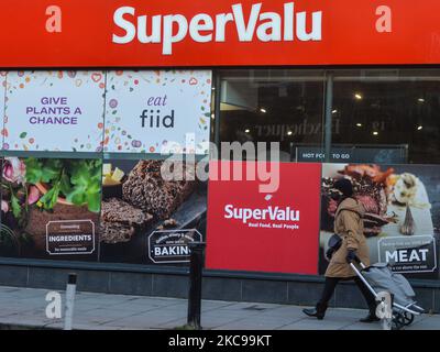 Eine Frau, die eine Gesichtsmaske trägt und einen Einkaufswagen vor SuperValue in Ranelagh, Dublin, während der Stufe 5 Covid-19-Sperre zieht. Am Sonntag, den 14. Februar 2021, Irland. (Foto von Artur Widak/NurPhoto) Stockfoto