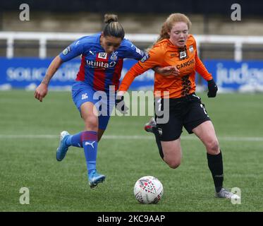 L-R Bianca Baptiste von Crystal Palace Women nimmt Olivia Smith von London Bees während der FA Women's Championship zwischen Crystal Palace Women und London Bees Women am 14.. Januar 2021 im Hayes Lane Stadium, Bromley, Großbritannien, in den Bann (Foto by Action Foto Sport/NurPhoto) Stockfoto