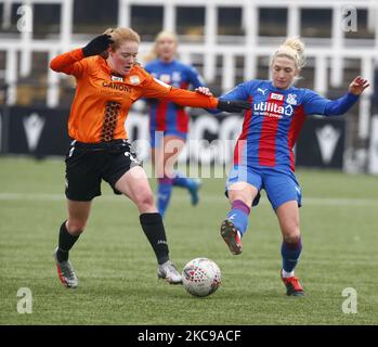 L-R Olivia Smith von London Bees schlägt Kirsty Barton von Crystal Palace Women während der FA Women's Championship zwischen Crystal Palace Women und London Bees Women am 14.. Januar 2021 im Hayes Lane Stadium, Bromley, Großbritannien (Foto von Action Foto Sport/NurPhoto) Stockfoto