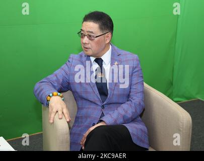 Los Angeles, Kalifornien, USA. 3.. November 2022. TV-Moderator Joey Zhou während eines Interviews in den HTTV USA Studios in Los Angeles, Kalifornien. Kredit: Sheri Determan Stockfoto