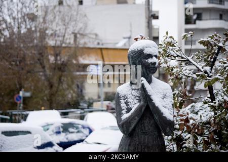 Eine schneebedeckte Skulptur in Athen, Griechenland, am 15. Februar 2021. Der Schneefall namens „Medea“ tauchte im Gebiet von Zografou in Athen, Griechenland, auf. (Foto von Nikolas Kokovlis/NurPhoto) Stockfoto