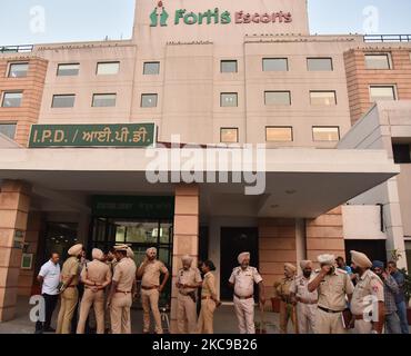 AMRITSAR, INDIEN - 4. NOVEMBER: Polizeipersonal von Punjab wurde vor dem Krankenhaus von Fortis Escorts eingesetzt, nachdem der Anführer der Shiv Sena Taksali, Sudhir Suri, am 4. November 2022 in Gopal Nagar in Amritsar, Indien, getötet wurde. Die Schießerei fand vor einem Tempel statt, als sie gegen die Behörden des Tempels protestierte, nachdem einige gebrochene Idole im Müll außerhalb des Tempelgeländes entdeckt wurden. Suri stand Berichten zufolge auf einer Hitliste und er hatte bereits Wachen, um ihn zu beschützen. Der mutmaßliche Angreifer wurde von der Menge festgenommen und später von der Polizei in Gewahrsam genommen. Sandeep Singh wurde als t identifiziert Stockfoto