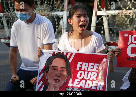 Während einer Demonstration gegen den Militärputsch vor der Zentralbank in Yangon, Myanmar, am 15. Februar 2021, schreit ein Demonstranten aus Myanmar vor gepanzerten Fahrzeugen. (Foto von Myat Thu Kyaw/NurPhoto) Stockfoto