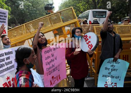 Studenten halten Plakate, während sie Slogans rufen, die die Freilassung der Dalit-Arbeiterrechtler Nodeep Kaur und Shiv Kumar zusammen mit der Klimaaktivistin Disha Ravi während einer Demonstration in Neu-Delhi, Indien, am 15. Februar 2021 fordern. (Foto von Mayank Makhija/NurPhoto) Stockfoto