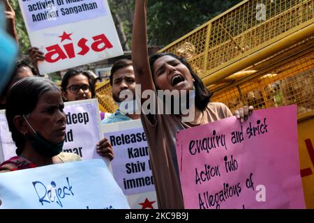 Studenten halten Plakate, während sie Slogans rufen, die die Freilassung der Dalit-Arbeiterrechtler Nodeep Kaur und Shiv Kumar zusammen mit der Klimaaktivistin Disha Ravi während einer Demonstration in Neu-Delhi, Indien, am 15. Februar 2021 fordern. (Foto von Mayank Makhija/NurPhoto) Stockfoto