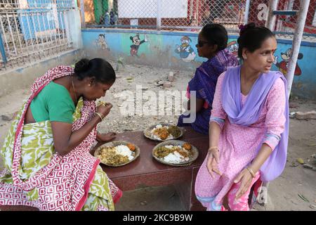 Schauspielerin und MLA Nayana Banerjee verteilen INR ..RS.5/ Mahlzeit nach der virtuellen Einweihung der westbengalen Chefministerin Mamata Banerjee am 15,2021. Februar in Kalkata. Vor den Parlamentswahlen im Bundesstaat hat die westbengalische Chefministerin Mamata Banerjee am Montag praktisch das „Maa“-Programm eingeführt, nach dem ihre Regierung den Armen eine Mahlzeit zu einem nominellen Preis von 5 Rs zur Verfügung stellen würde.Sie wird eine Platte Reis, Dal, Ein Gemüse- und Eierlikum für 5 Rs, sagte sie und fügte hinzu, dass die Landesregierung eine Subvention von 15 Rs pro Teller tragen werde.Selbsthilfegruppen werden die Küchen von 1 bis 3 Uhr bedienen Stockfoto