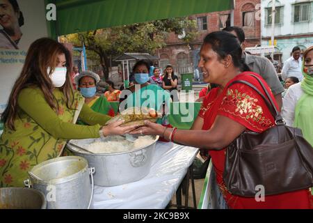 Schauspielerin und MLA Nayana Banerjee verteilen INR ..RS.5/ Mahlzeit nach der virtuellen Einweihung der westbengalen Chefministerin Mamata Banerjee am 15,2021. Februar in Kalkata. Vor den Parlamentswahlen im Bundesstaat hat die westbengalische Chefministerin Mamata Banerjee am Montag praktisch das „Maa“-Programm eingeführt, nach dem ihre Regierung den Armen eine Mahlzeit zu einem nominellen Preis von 5 Rs zur Verfügung stellen würde.Sie wird eine Platte Reis, Dal, Ein Gemüse- und Eierlikum für 5 Rs, sagte sie und fügte hinzu, dass die Landesregierung eine Subvention von 15 Rs pro Teller tragen werde.Selbsthilfegruppen werden die Küchen von 1 bis 3 Uhr bedienen Stockfoto