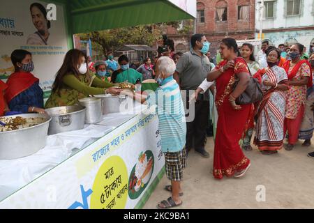 Schauspielerin und MLA Nayana Banerjee verteilen INR ..RS.5/ Mahlzeit nach der virtuellen Einweihung der westbengalen Chefministerin Mamata Banerjee am 15,2021. Februar in Kalkata. Vor den Parlamentswahlen im Bundesstaat hat die westbengalische Chefministerin Mamata Banerjee am Montag praktisch das „Maa“-Programm eingeführt, nach dem ihre Regierung den Armen eine Mahlzeit zu einem nominellen Preis von 5 Rs zur Verfügung stellen würde.Sie wird eine Platte Reis, Dal, Ein Gemüse- und Eierlikum für 5 Rs, sagte sie und fügte hinzu, dass die Landesregierung eine Subvention von 15 Rs pro Teller tragen werde.Selbsthilfegruppen werden die Küchen von 1 bis 3 Uhr bedienen Stockfoto