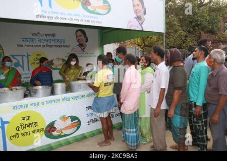 Schauspielerin und MLA Nayana Banerjee verteilen INR ..RS.5/ Mahlzeit nach der virtuellen Einweihung der westbengalen Chefministerin Mamata Banerjee am 15,2021. Februar in Kalkata. Vor den Parlamentswahlen im Bundesstaat hat die westbengalische Chefministerin Mamata Banerjee am Montag praktisch das „Maa“-Programm eingeführt, nach dem ihre Regierung den Armen eine Mahlzeit zu einem nominellen Preis von 5 Rs zur Verfügung stellen würde.Sie wird eine Platte Reis, Dal, Ein Gemüse- und Eierlikum für 5 Rs, sagte sie und fügte hinzu, dass die Landesregierung eine Subvention von 15 Rs pro Teller tragen werde.Selbsthilfegruppen werden die Küchen von 1 bis 3 Uhr bedienen Stockfoto