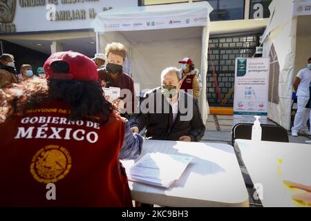 Alejandro Estrada wartet darauf, die erste Person zu werden, die am 15. Februar in Mexiko-Stadt, Mexiko, in der Abteilung für Familienmedizin 22 im Büro des Bürgermeisters Magdalena Contreras geimpft wurde. Die Regierung von Mexiko-Stadt erklärte, dass ältere Erwachsene mit Wohnsitz in den Gemeinden Cuajimalpa, Magdalena Contreras und Milpa Alta die ersten sein werden, die in der Stadt den Covid-19-Impfstoff als Beginn der zweiten Impfphase erhalten. (Foto von Guillermo Gutiérrez/NurPhoto) Stockfoto