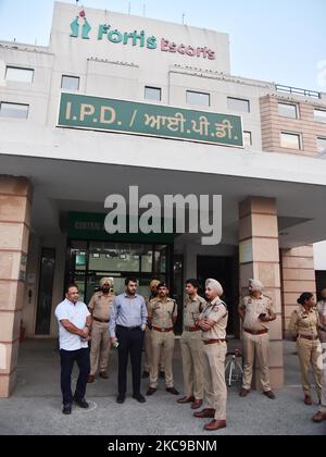 AMRITSAR, INDIEN - 4. NOVEMBER: Polizeipersonal von Punjab wurde vor dem Krankenhaus von Fortis Escorts eingesetzt, nachdem der Anführer der Shiv Sena Taksali, Sudhir Suri, am 4. November 2022 in Gopal Nagar in Amritsar, Indien, getötet wurde. Die Schießerei fand vor einem Tempel statt, als sie gegen die Behörden des Tempels protestierte, nachdem einige gebrochene Idole im Müll außerhalb des Tempelgeländes entdeckt wurden. Suri stand Berichten zufolge auf einer Hitliste und er hatte bereits Wachen, um ihn zu beschützen. Der mutmaßliche Angreifer wurde von der Menge festgenommen und später von der Polizei in Gewahrsam genommen. Sandeep Singh wurde als t identifiziert Stockfoto