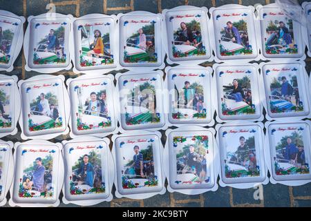 Souvenirfotos von der Hafenabenteuerfahrt zum Verkauf für Passagiere nach der Rückkehr zum City Beach in Pattaya Thailand Stockfoto