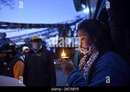 Ein nepalesischer Anhänger, der während des Basant Panchami- oder Shree Panchami-Festivals am Dienstag, dem 16. Februar 2021, in Kathmandu, Nepal, Butterlampen auf dem Gelände des Tempels von Samswati anbietet. (Foto von Narayan Maharjan/NurPhoto) Stockfoto