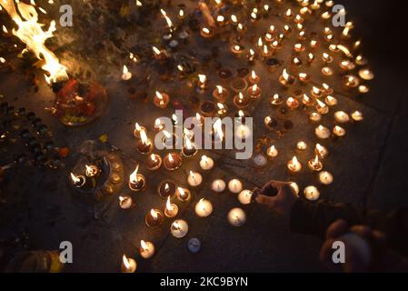 Ein nepalesischer Anhänger, der während des Basant Panchami- oder Shree Panchami-Festivals am Dienstag, dem 16. Februar 2021, in Kathmandu, Nepal, Butterlampen auf dem Gelände des Tempels von Samswati anbietet. (Foto von Narayan Maharjan/NurPhoto) Stockfoto