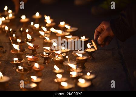 Ein nepalesischer Anhänger, der während des Basant Panchami- oder Shree Panchami-Festivals am Dienstag, dem 16. Februar 2021, in Kathmandu, Nepal, Butterlampen auf dem Gelände des Tempels von Samswati anbietet. (Foto von Narayan Maharjan/NurPhoto) Stockfoto