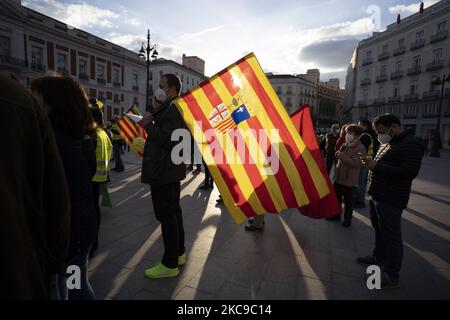 Leiharbeiter demonstrieren am 15. Februar 2021 in Madrid, Spanien, in der Puerta del Sol mit Transparenten und Fahnen gegen die zeitweilige Einstellung öffentlicher Verwaltungen. Dies ist eine von 37 Kundgebungen mit dem Slogan „Fixity now“, die in allen autonomen Gemeinschaften genannt wurden. Ziel des Protestes ist es, dem Missbrauch von Zeitarbeit in den Verwaltungen ein Ende zu setzen und die „Unsicherheit“ anzuprangern, von der mehr als 800.000 öffentliche Angestellte in ganz Spanien betroffen sind. (Foto von Oscar Gonzalez/NurPhoto) Stockfoto