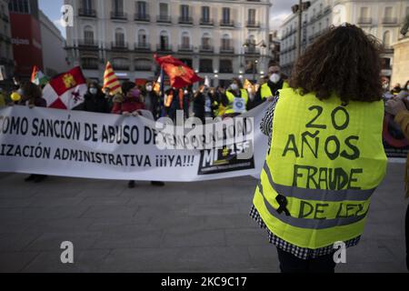 Leiharbeiter demonstrieren am 15. Februar 2021 in Madrid, Spanien, in der Puerta del Sol mit Transparenten und Fahnen gegen die zeitweilige Einstellung öffentlicher Verwaltungen. Dies ist eine von 37 Kundgebungen mit dem Slogan „Fixity now“, die in allen autonomen Gemeinschaften genannt wurden. Ziel des Protestes ist es, dem Missbrauch von Zeitarbeit in den Verwaltungen ein Ende zu setzen und die „Unsicherheit“ anzuprangern, von der mehr als 800.000 öffentliche Angestellte in ganz Spanien betroffen sind. (Foto von Oscar Gonzalez/NurPhoto) Stockfoto