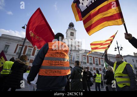 Leiharbeiter demonstrieren am 15. Februar 2021 in Madrid, Spanien, in der Puerta del Sol mit Transparenten und Fahnen gegen die zeitweilige Einstellung öffentlicher Verwaltungen. Dies ist eine von 37 Kundgebungen mit dem Slogan „Fixity now“, die in allen autonomen Gemeinschaften genannt wurden. Ziel des Protestes ist es, dem Missbrauch von Zeitarbeit in den Verwaltungen ein Ende zu setzen und die „Unsicherheit“ anzuprangern, von der mehr als 800.000 öffentliche Angestellte in ganz Spanien betroffen sind. (Foto von Oscar Gonzalez/NurPhoto) Stockfoto