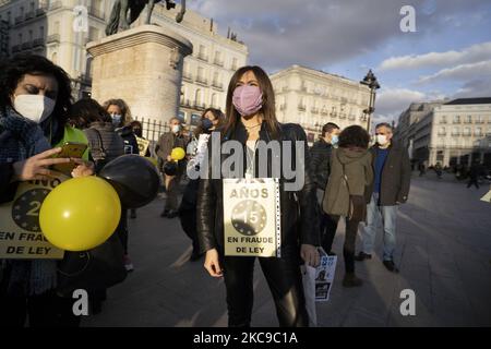 Leiharbeiter demonstrieren am 15. Februar 2021 in Madrid, Spanien, in der Puerta del Sol mit Transparenten und Fahnen gegen die zeitweilige Einstellung öffentlicher Verwaltungen. Dies ist eine von 37 Kundgebungen mit dem Slogan „Fixity now“, die in allen autonomen Gemeinschaften genannt wurden. Ziel des Protestes ist es, dem Missbrauch von Zeitarbeit in den Verwaltungen ein Ende zu setzen und die „Unsicherheit“ anzuprangern, von der mehr als 800.000 öffentliche Angestellte in ganz Spanien betroffen sind. (Foto von Oscar Gonzalez/NurPhoto) Stockfoto