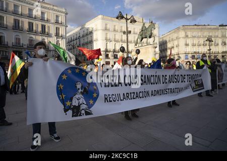 Leiharbeiter demonstrieren am 15. Februar 2021 in Madrid, Spanien, in der Puerta del Sol mit Transparenten und Fahnen gegen die zeitweilige Einstellung öffentlicher Verwaltungen. Dies ist eine von 37 Kundgebungen mit dem Slogan „Fixity now“, die in allen autonomen Gemeinschaften genannt wurden. Ziel des Protestes ist es, dem Missbrauch von Zeitarbeit in den Verwaltungen ein Ende zu setzen und die „Unsicherheit“ anzuprangern, von der mehr als 800.000 öffentliche Angestellte in ganz Spanien betroffen sind. (Foto von Oscar Gonzalez/NurPhoto) Stockfoto