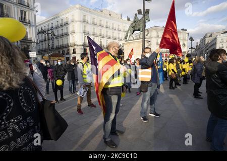 Leiharbeiter demonstrieren am 15. Februar 2021 in Madrid, Spanien, in der Puerta del Sol mit Transparenten und Fahnen gegen die zeitweilige Einstellung öffentlicher Verwaltungen. Dies ist eine von 37 Kundgebungen mit dem Slogan „Fixity now“, die in allen autonomen Gemeinschaften genannt wurden. Ziel des Protestes ist es, dem Missbrauch von Zeitarbeit in den Verwaltungen ein Ende zu setzen und die „Unsicherheit“ anzuprangern, von der mehr als 800.000 öffentliche Angestellte in ganz Spanien betroffen sind. (Foto von Oscar Gonzalez/NurPhoto) Stockfoto