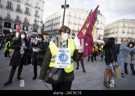 Leiharbeiter demonstrieren am 15. Februar 2021 in Madrid, Spanien, in der Puerta del Sol mit Transparenten und Fahnen gegen die zeitweilige Einstellung öffentlicher Verwaltungen. Dies ist eine von 37 Kundgebungen mit dem Slogan „Fixity now“, die in allen autonomen Gemeinschaften genannt wurden. Ziel des Protestes ist es, dem Missbrauch von Zeitarbeit in den Verwaltungen ein Ende zu setzen und die „Unsicherheit“ anzuprangern, von der mehr als 800.000 öffentliche Angestellte in ganz Spanien betroffen sind. (Foto von Oscar Gonzalez/NurPhoto) Stockfoto